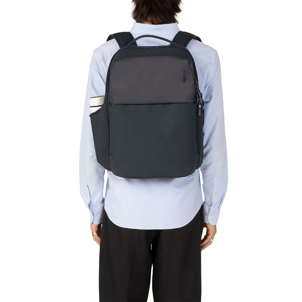 Incase インケース リュック A.R.C. Daypack -Navy- バックパック 20.9L MacBook Pro 16インチ対応 137213053006【正規販売店】